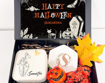 Caja de regalo personalizada de Halloween, joyero con flores del mes de nacimiento para mejores amigas, set de regalo de Halloween, caja sorpresa para anillos con iniciales, decoración de Halloween