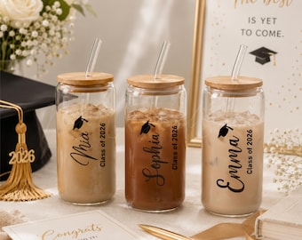 Personalisierte Abschlussglasdose, benutzerdefinierte Klasse von 2026 Eiskaffeetasse mit Bambusdeckel und Glasstrohhalm, Abschlussgeschenk für sie und ihn