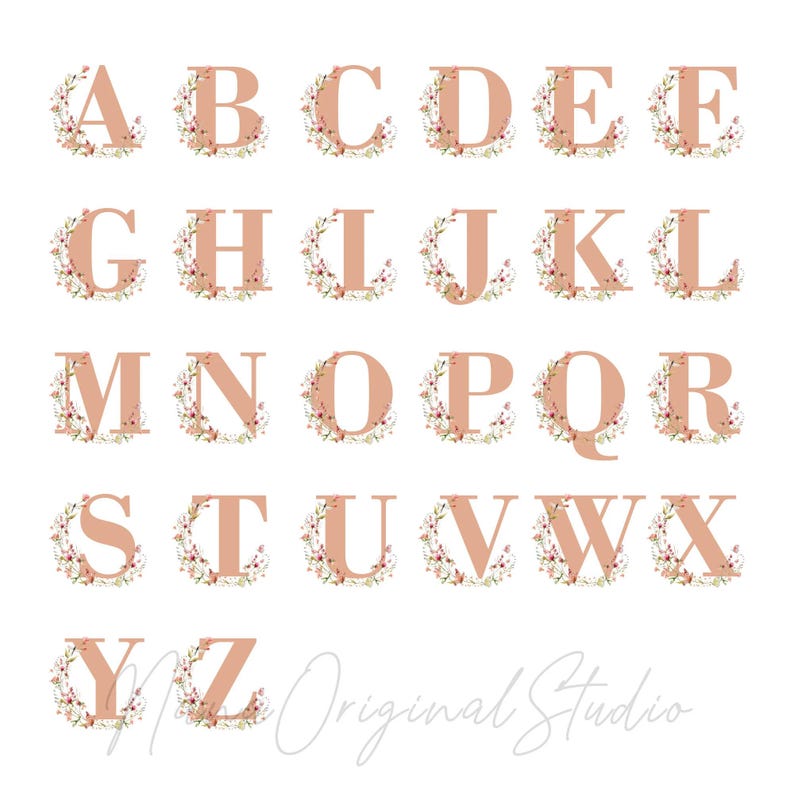 K&ouml;nnte beinhalten: Eine Sammlung von Buchstaben in einem sanften Pfirsichton, jeweils umgeben von einem floralen Kranz. Die Buchstaben sind in einem Raster angeordnet, das das gesamte Alphabet zeigt. Der Hintergrund ist wei&szlig;.