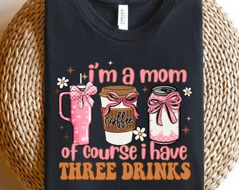 Jestem mamą, oczywiście, że mam 3 drinki, śmieszna koszulka dla mamy, koszulka dla mamy z kawą, koszulka na dzień matki, szczęśliwego dnia matki, różowa koszulka dla mamy Coquette