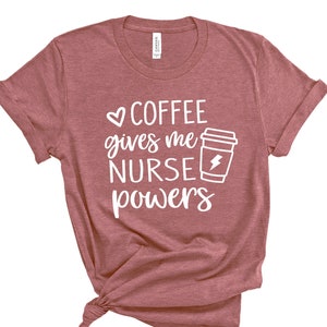 Kaffee gibt mir Krankenschwester Powers Shirt, lustige Krankenschwester T-shirt, Krankenpflege Schule, Krankenschwester Leben, RN, Geschenk für Krankenschwester, Krankenschwester Woche T-Shirt