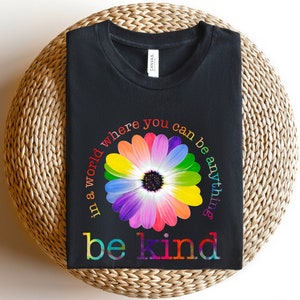 Sé amable en un mundo donde puedes ser cualquier cosa, Sé amable Camiseta de orgullo, Camiseta de flores de colores del arco iris, Camiseta linda LGBTQ, Regalo del mes del orgullo, Camiseta de igualdad