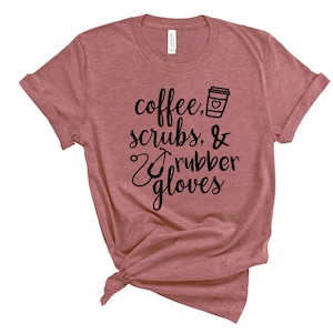 Koffie scrubs en rubberen handschoenen, verpleegkundige shirt, verpleegkundige leven shirt, grappige verpleegkundige shirt, quarantaine shirt, verpleegkundige held, schattig verpleegkundige shirt, verpleegkundige cadeau
