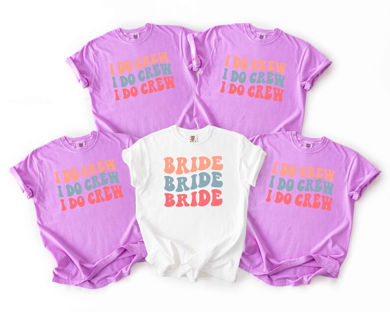 Puede incluir: Cinco camisetas de manga corta. Cuatro son de color lavanda y llevan la inscripci&oacute;n "I DO CREW" en naranja, azul y rojo. La quinta es blanca y lleva la inscripci&oacute;n "BRIDE" en los mismos colores. Ideal para una despedida de soltera.