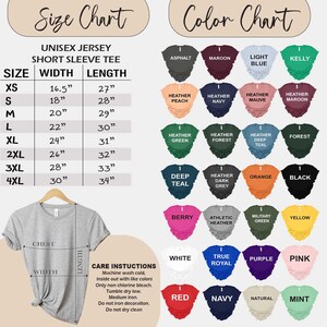 Puede incluir: Tabla de tallas y colores para una camiseta unisex de manga corta. La tabla de tallas enumera las medidas en pulgadas para las tallas XS a 4XL. La tabla de colores muestra varios colores de camisa.