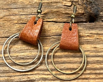 Aros de cuero marrón y latón. Círculo geométrico, ligeros y colgantes, estilo boho chic, joyería boho para mujer, aros dorados para usar a diario.