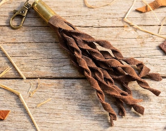 Dije de borla de cuero estilo occidental para bolso, llavero con casquillo de bala, decoración para bolso de vaquera, regalo rústico para ella, dije de bolso de chica de campo con clip de flecos