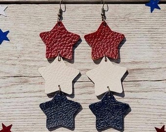 Pendientes de cuero con estrella patriótica / Joyería del 4 de julio / Pendientes colgantes rojos, blancos y azules / Atuendo festivo de EE. UU. / Regalo ligero hecho a mano