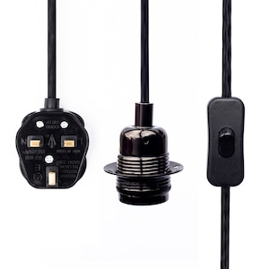 Puede incluir: Cable eléctrico negro con un enchufe del Reino Unido, un interruptor en línea y una toma de lámpara negra.