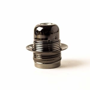 Könnte beinhalten: Schwarze Metall-Lampenfassung mit Gewinde und seitlichem Anschlussklemmenblock.