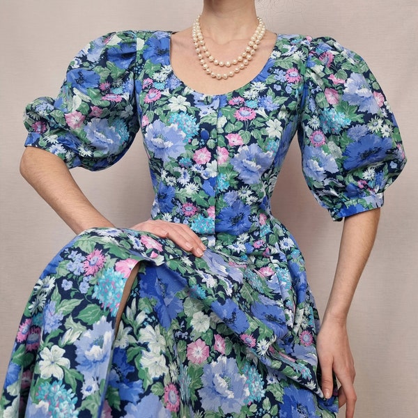 Vintage bloemenjurk volledige lengte Isola/traditionele Oostenrijkse jurk gezwollen mouwen/Laura Ashley stijl jurk/cottage kernjurk