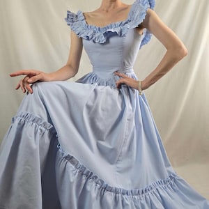 anne with an e blue dress season 3 Just finished watching Anne with an 'E', season 3. Loved to see the tatting on the front and cuffs of this blue dress that Anne is wearing. *** Where have you seen