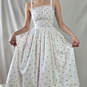 Hüttenkern Trägerkleid weiß gesticktes Kirschkleid Früchte Print Kleid knöchellang romantisches Kleid Retro Sommer Baumwollkleid Midi