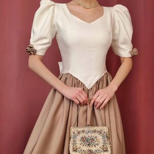 Viktorianisches Ballkleid beige