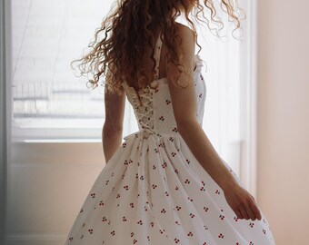 sommerliches Midikleid White Cherrys Dress Straps Retro Style Dress Cottage Core Retro Kleid 90er Cottage Core Kleid Sommer Straps Dress