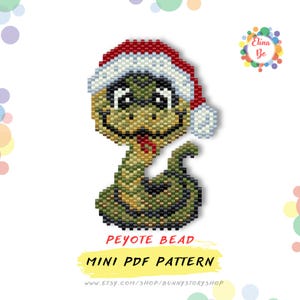Op de afbeelding: Een groene slang met een rode en witte kerstmanmuts. De slang is van kralen gemaakt en heeft een rode tong die uitsteekt. De afbeelding bevat de tekst "Peyote Bead Mini PDF Pattern" en een websiteadres.