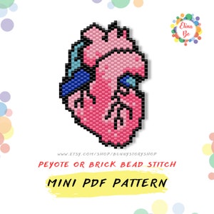 Op de afbeelding: Een roze, blauwe en zwarte gepixelde hart kralenpatroon voor peyote of baksteen steek kralenwerk. Het patroon is beschikbaar als mini PDF-download. "Peyote or Brick Bead Stitch Mini PDF Pattern" staat in witte tekst op een gele achtergrond.