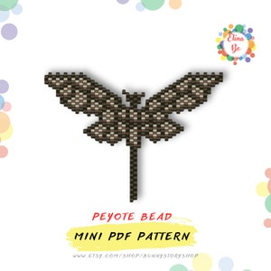 Pode incluir: Um padrão de libélula de contas de peyote em preto e branco. O padrão é para um download de PDF mini. O texto "Peyote Bead Mini PDF Pattern" está escrito em branco sobre um fundo amarelo. O texto "www.etsy.com/shop/bunnystoryshop" está escrito em preto abaixo do fundo amarelo.