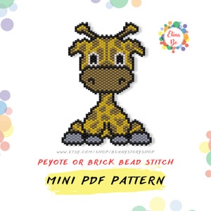 Op de afbeelding: Een mini PDF-patroon voor een geperde giraffe, met behulp van peyote- of baksteensteek. Het patroon is voor een kleine, cartoonachtige giraffe met bruine ogen en een geel lichaam.