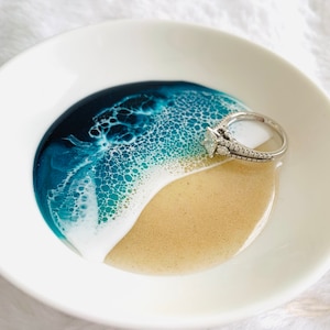 Ocean Ring Dish CeramicPERSONALIZED Engagement Gift Trinket dish Unique Handmade gift Beach Epoxy Resin Wedding Gift Blue Christmas Gift zdjęcie 3