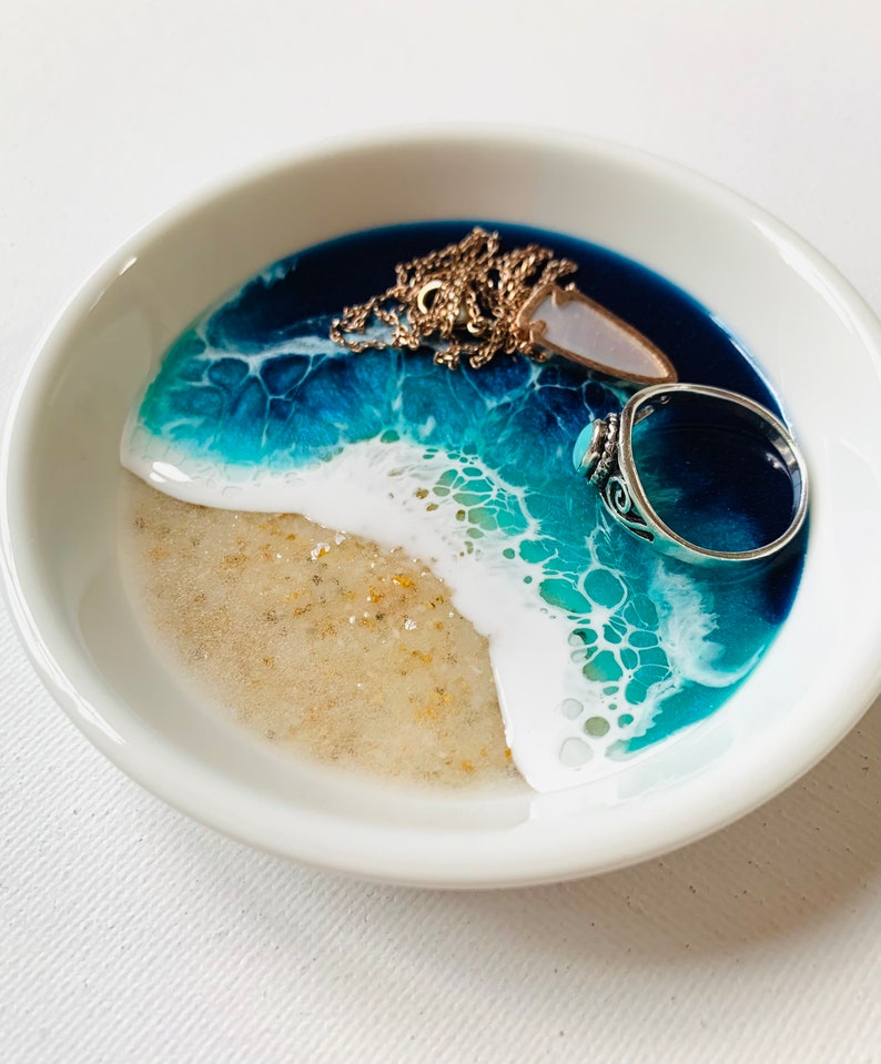 Ocean Ring Dish CeramicPERSONALIZED Engagement Gift Trinket dish Unique Handmade gift Beach Epoxy Resin Wedding Gift Blue Christmas Gift zdjęcie 1