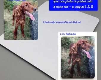 Op de afbeelding: Een bruine en witte hond met zijn tong naar buiten steken is te zien op een muismat. De muismat is wit met een zwarte rand. De afbeelding toont de stappen om een ​​aangepaste muismat te maken met een foto.
