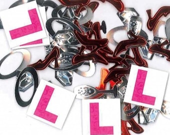 Könnte beinhalten: Rosa und weißes Konfetti mit einem großen Buchstaben L in der Mitte. Das Konfetti ist in Form von Ringen, Schuhen und anderen feierlichen Formen.