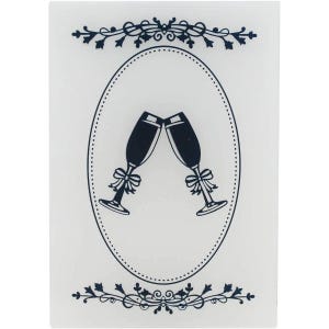 Op de afbeelding: Witte rechthoekige snijplank met een marineblauw ontwerp. Het ontwerp toont twee champagneglazen die tegen elkaar klinken in een ovaal frame, met bloemaccenten aan de boven- en onderkant. Een decoratief keukenartikel.