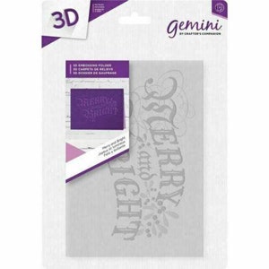 Pode incluir: Uma pasta de relevo 3D Gemini branca e roxa. A embalagem apresenta as palavras "Merry and Bright" em uma fonte decorativa. O produto é projetado para artesanato e criação de designs texturizados.