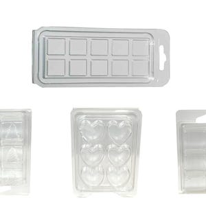 Könnte beinhalten: Klare Kunststoff-Clamshell-Verpackungen in verschiedenen Formen. Eine ist rechteckig mit zehn quadratischen Fächern, eine andere hat herzförmige Formen und eine dritte hat rechteckige Formen. Alle haben eine Aufhängeöse.