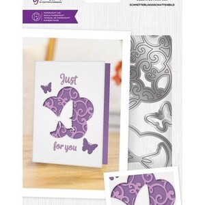 Peut inclure: Une carte blanche avec un motif de papillon violet et le texte "Just for you". La carte fait partie d'un ensemble de papercraft, comprenant des matrices de silhouette de papillon. La plus grande taille de matrice est de 8,1 cm x 7,9 cm.
