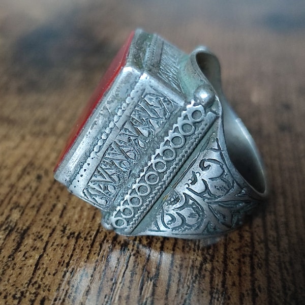 Rare and unusual ring in silver with Central Asian motifs.