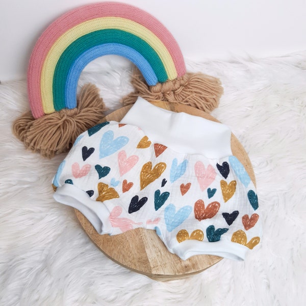 Kurze Hose Musselin, bunte Herzen, Shorts Mädchen, kurze Pumphose für Babys und Kinder