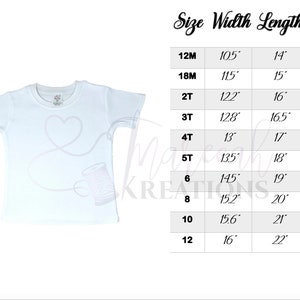 Puede incluir: Tabla de tallas para una camiseta blanca con medidas en pulgadas. La tabla muestra el ancho y la longitud de la camiseta para las tallas 12M a 12.