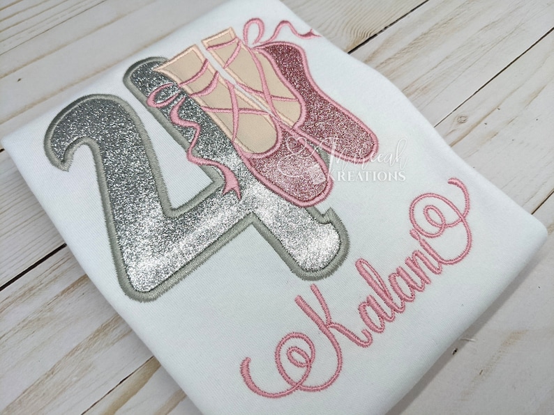 Puede incluir: Una camiseta blanca con un n&uacute;mero cuatro de purpurina plateada, zapatillas de ballet rosas y el nombre "Kalani" bordado en rosa.