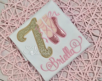 Camiseta de cumpleaños personalizada de bailarina, número dorado con purpurina y zapatillas de ballet rosas.