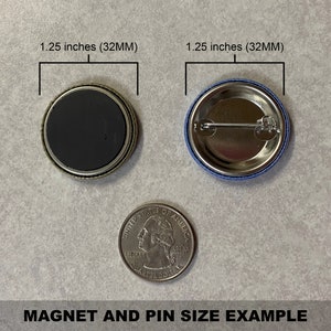 Puede incluir: Imagen que muestra un im&aacute;n y un pin, cada uno de 32 mm de di&aacute;metro, junto a una moneda de veinticinco centavos estadounidense para comparar el tama&ntilde;o. El im&aacute;n tiene un reverso negro y el pin tiene un borde de tela azul. El texto en la parte inferior dice "MAGNET AND PIN SIZE EXAMPLE."