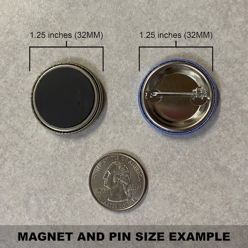 Puede incluir: Imagen que muestra un im&aacute;n y un pin, cada uno de 32 mm de di&aacute;metro, junto a una moneda de veinticinco centavos estadounidense para comparar el tama&ntilde;o. El im&aacute;n tiene un reverso negro y el pin tiene un borde de tela azul. El texto en la parte inferior dice "MAGNET AND PIN SIZE EXAMPLE."