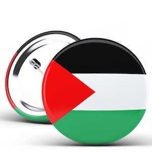 Può includere: Un bottone rotondo con uno spillo sul retro. La parte anteriore del bottone presenta la bandiera palestinese, che è nera, bianca, rossa e verde.