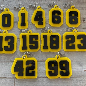 Varsity Nummer Taschenanhänger, individuell, Ihre Mannschaftsfarben, Fußball, Softball, Basketball, Hockey, Feldhockey