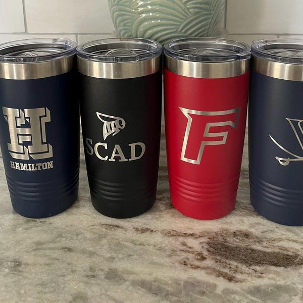 College Becher mit Gravur: Personalisiertes 20 oz Edelstahl Geschenk