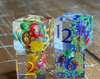 Mahjong pair of Flower Dice in organza bag.