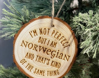 Puede incluir: Un adorno navideño de madera con el texto "No soy perfecto, pero soy noruego y eso es algo parecido".