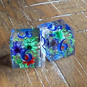 Mahjong pair of Flower Dice in organza bag. image 4