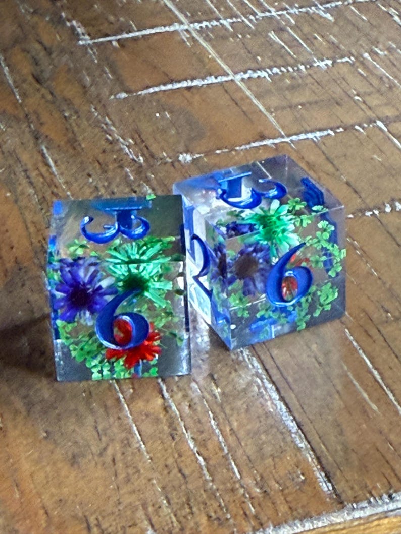 Mahjong pair of Flower Dice in organza bag. image 4