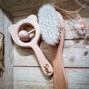 Ensemble personnalisé hochet + brosse bébé, jouet bébé en bois, décoration nouveau-né bébé bois