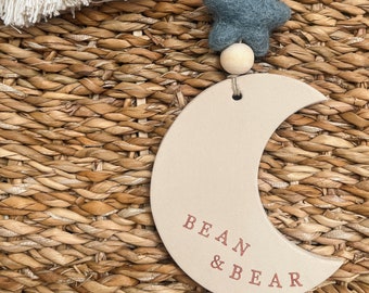 Gepersonaliseerde nieuwe baby aandenken | Handgemaakte gepersonaliseerde maanmuurhanger | Neutraal kinderdagverblijfdecor | Klei babycadeau | Nieuw babycadeau |