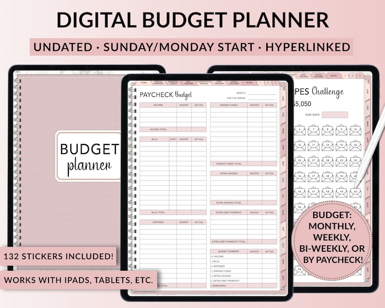 Op de afbeelding: Een digitale budgetplanner op het scherm van een tablet. De planner is roze en wit en heeft een sectie voor inkomsten, uitgaven en besparingen. De planner bevat ook een sectie voor het bijhouden van uitdagingen op het gebied van uitgaven. De tekst op het scherm luidt "DIGITAL BUDGET PLANNER", "UNDATED", "SUNDAY/MONDAY START", "HYPERLINKED", "BUDGET planner", "PAYCHECK Budget", "PES Challenge", "&euro; 5.050", "BUDGET: MAANDELIJK, WEKELIJK, TWEEWEKELIJK OF PER SALARISUITBETALING!" en "132 STICKERS INBEGREPEN!"
