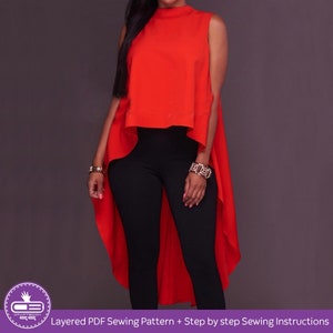 Könnte beinhalten: Ein rotes, ärmelloses High-Low-Top mit Stehkragen. Das Oberteil ist geschichtet und hat einen längeren Rücken. Das Model trägt eine schwarze Leggings.