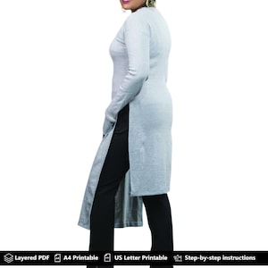 Könnte beinhalten: Ein hellgrauer langer Cardigan mit langen Ärmeln und einem hohen Seitenschlitz. Der Cardigan wird mit einer schwarzen Hose kombiniert. Der untere Teil des Bildes enthält den Text "Layered PDF", "A4 Printable", "US Letter Printable" und "Step-by-step instructions".